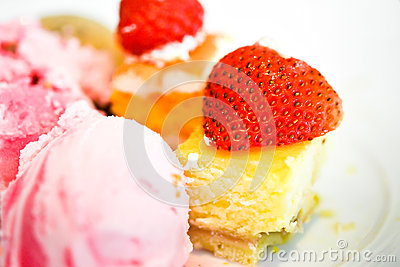 fresh-strawberry-cake-icecream-32052338.jpg